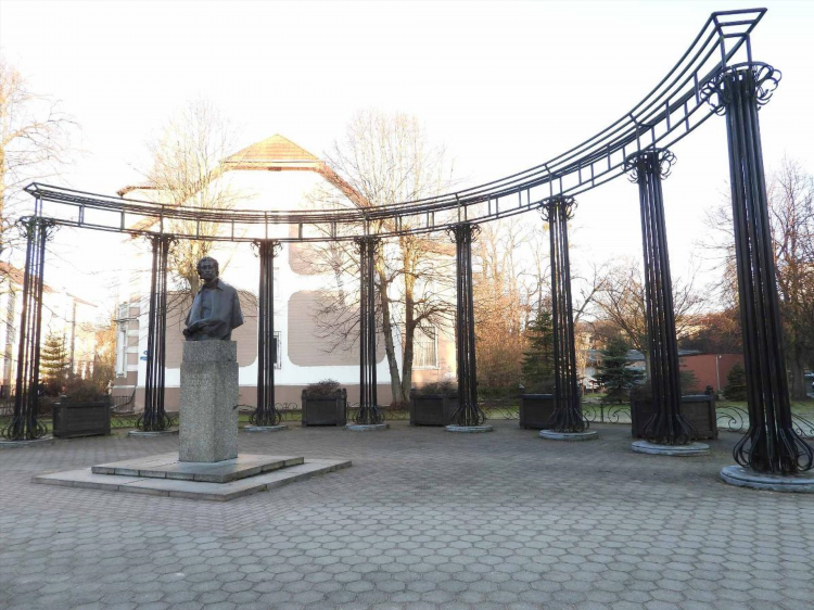 Памятник леонову в калининграде